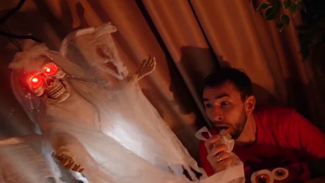 Sasha’s friends pretend to turn into halloween mermaids смотреть онлайн