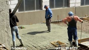 Заливка бетона бетононасосом для устройства топингового пола