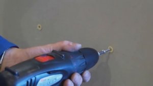 Установка карниза в лист гипсокартона при помощи вкручивающихся дюбелей Европартнер PBA.
