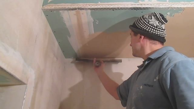 Монтаж на потолке навеса из гипсокартона в уровень высоты размера  шкафа-купе.