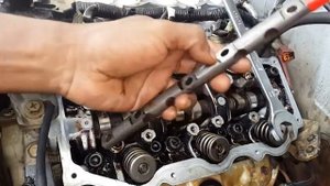 Nissan Vg33e #6 cyl valve-stem seal replacement.