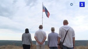 Флаг России подняли на вершине горы Кара-Тау в Севастополе