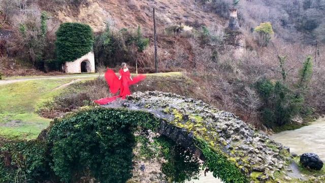 Древний каменный мост. Мост царицы Тамары. Абхазия, Сухум смотреть онлайн