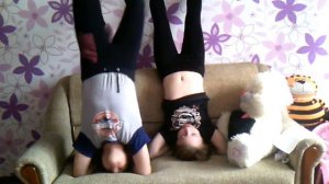 CHELLENGE-- кто дольше простоит на голове с подругой