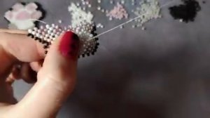 Фигурка большая лапка кошечки из бисера в технике крестик