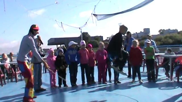 Клоун Арсюша, с ребятами прыгает на скакалке. Теплоход Дионисий смотреть онлайн