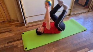 Упражнения на пресс с мячом