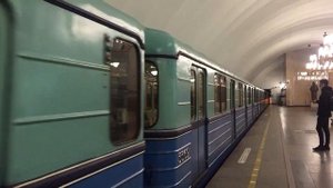 Перегонка ретро-поезда с грузом в необычной составности вагонов