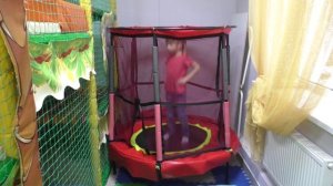 Развлекательный детский центр с горками и батутами. Сухой бассейн с шариками.