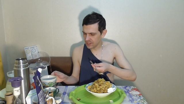 ЖРУ ЖАРЕНУЮ КАРТОШКУ С КВАШЕНОЙ КАПУСТОЙ, ПАЛЬЧИКИ ОБЛИЖЕШЬ