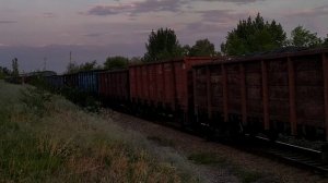 VID_20240609_200320.mp4. 2ТЭ25Км - 0032 с грузовым поездом.