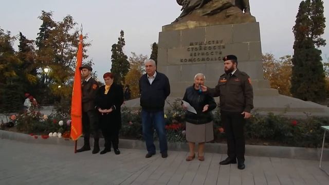 Свои стихи читает ветеран ВЛКСМ Подосинникова Л.А. смотреть онлайн