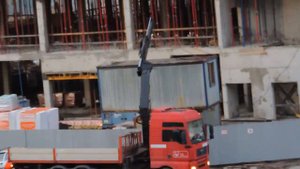 Кран Манипулятор MAN - Вечером Выгружает вагончик на стройку