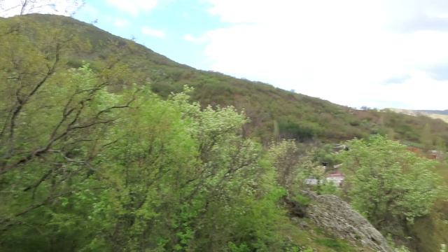 Вид на изумрудное озеро и цветущие горы Междуречья. Крым.
