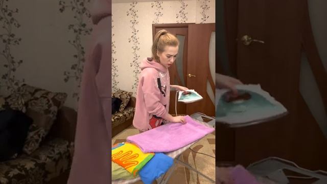 Глажу белью. Болтаем.