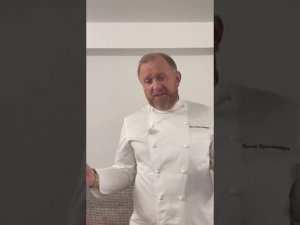 Кулинар Константин Ивлев напутствует учатников кулинарного поединка "Халюж против пирогов"