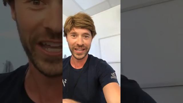 Chris Hemsworth getting new haircut for MIB смотреть онлайн