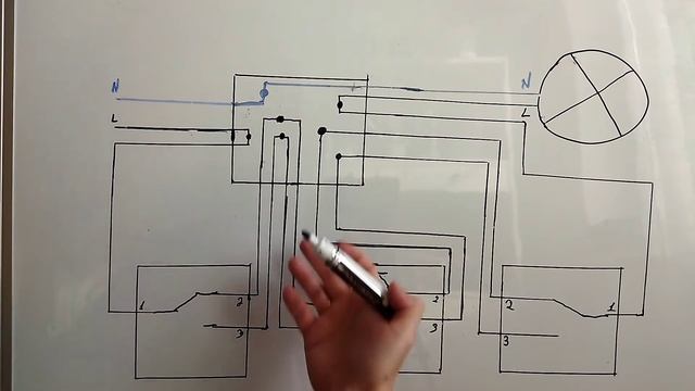 Управление освещением из трех мест. Схема подключения проходных одноклавишных переключателей.