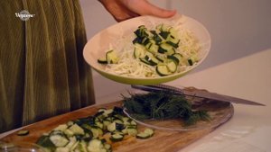 Салат из молодой капусты и огурца. Рецепты для детокса
