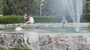 Дети купаются в городском фонтане