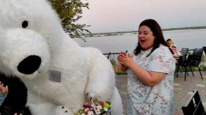 Мишка спешит поздравить и вручить корзинку цветов имениннице! Поздравление от белого медведя