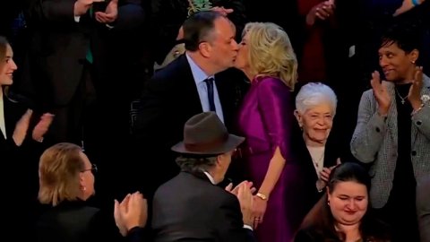 Американцы возмущены поцелуем жены Джо Байдена с мужем вице-президента Камалы Харрис
