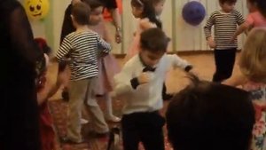 Течет ручей. Детский танец в садике..