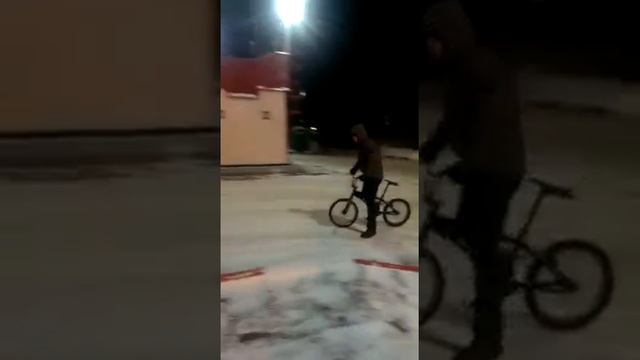 Артём Трофимов зимой на льду на BMX