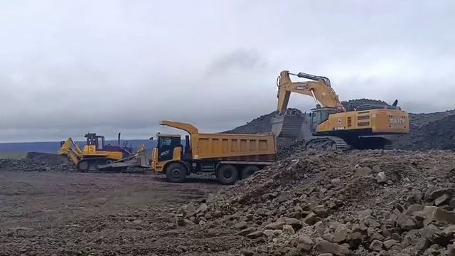 Экскаватор SANY SY980H и карьерные самосвалы SANY SKT90S / Excavator SY980H + mining trucks SKT90S