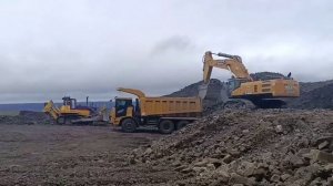 Экскаватор SANY SY980H и карьерные самосвалы SANY SKT90S / Excavator SY980H + mining trucks SKT90S