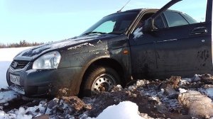 Небольшое приключение по дороге на рыбалку. Засадил приору в лужу со льдом.