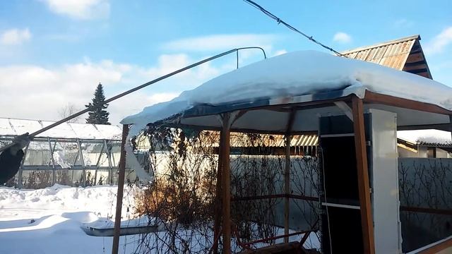 Чистка снега с крыши беседки смотреть онлайн