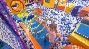 Настя и Мама в Замания Zamania ТЦ Рио Дмитровское шоссе большой лабиринт, аэрохоккей