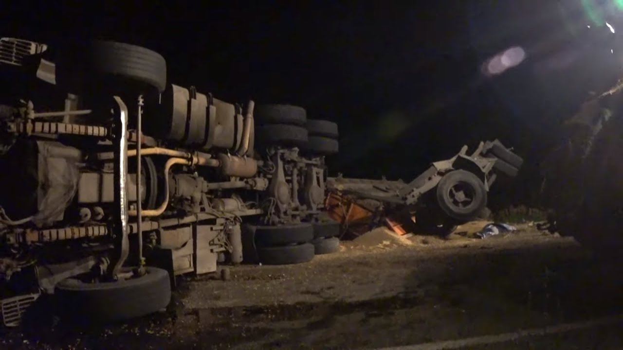 КАМАЗ НА БОКУ , ПРИЦЕП ВДРЕБЕЗГИ, ЗЕРНО ПРОСЫПАНО ... ДОРОГА ПЕРЕКРЫТА (Уборка 2020 День-13 ) смотреть онлайн