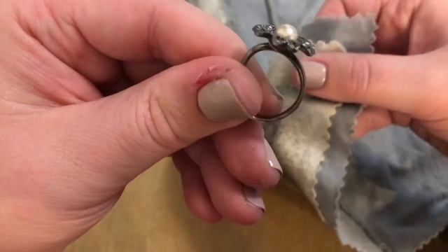 How to: Clean and Polish Sterling Silver Jewelry | Tip & Tricks for Jewelry Resellers смотреть онлайн