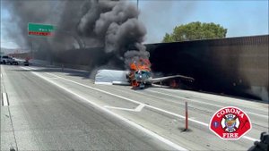 В Калифорнии самолёт приземлился прямо на оживлённой автостраде, после чего загорелся.