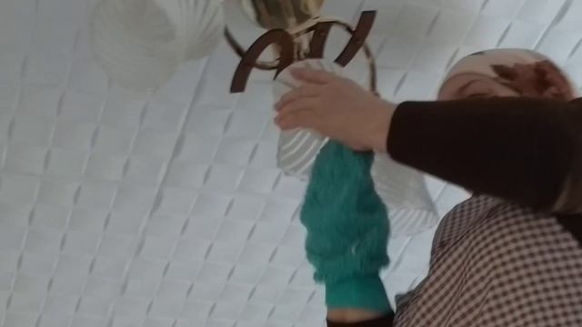 Помыть люстру не снимая плакончики....это реально с варежкой УЮТ.... смотреть онлайн