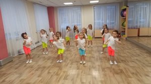 Девочки станцевали танец Умка!