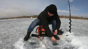 Весенний карась рвет леску!!! Ловля карася из подо льда.