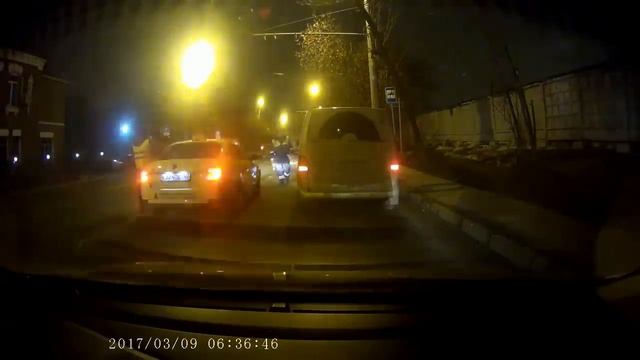 ТАКСИСТ сбежал от оборотней в погонах и пришел в Полицию. смотреть онлайн