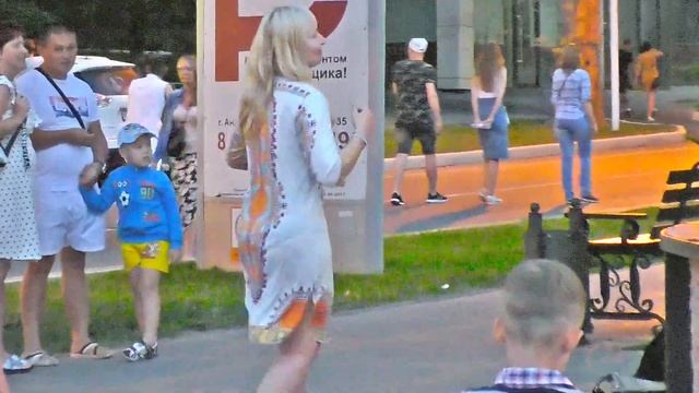 Анапа. Невообразимые танцы в Анапе вечером у Летней эстрады. Август 2019 г. Вечерняя прогулка.