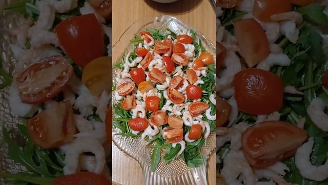 Салат из креветок и рукколы смотреть онлайн