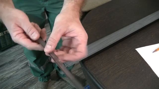 Как и чем резать напольный плинтус