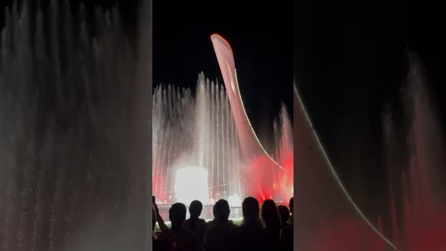 Olimpiyat Parkılimpiyat. 🧳Олимпийский парк в Сочи, факел отражается в разноцветных огнях.  💥🔥