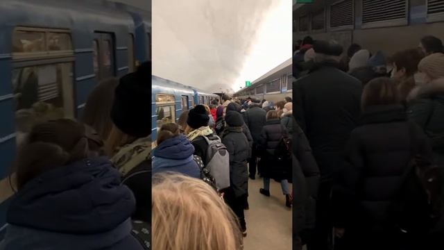 Метро Горьковская Санкт-Петербург. Много людей на платформе! Metro Gorkovskaya in St. Petersburg.