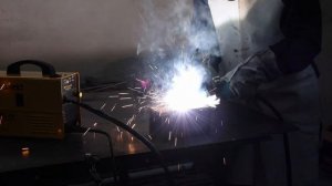 Invertor ieftin care sudează cu electrozi, sârmă flux (fără gaz) și TIG (cu argon) ProWELD MIG832e