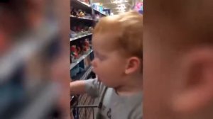 Веселые дети ходят по магазинам в первый раз