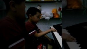 3-ёх летний мальчик поёт и играет на пианино!