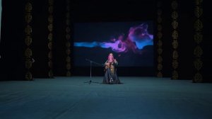 РУССКАЯ ДЕВУШКА ИГРАЕТ НА ДОМБРЕ!