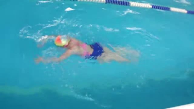 Алиса плавает дельфином смотреть онлайн